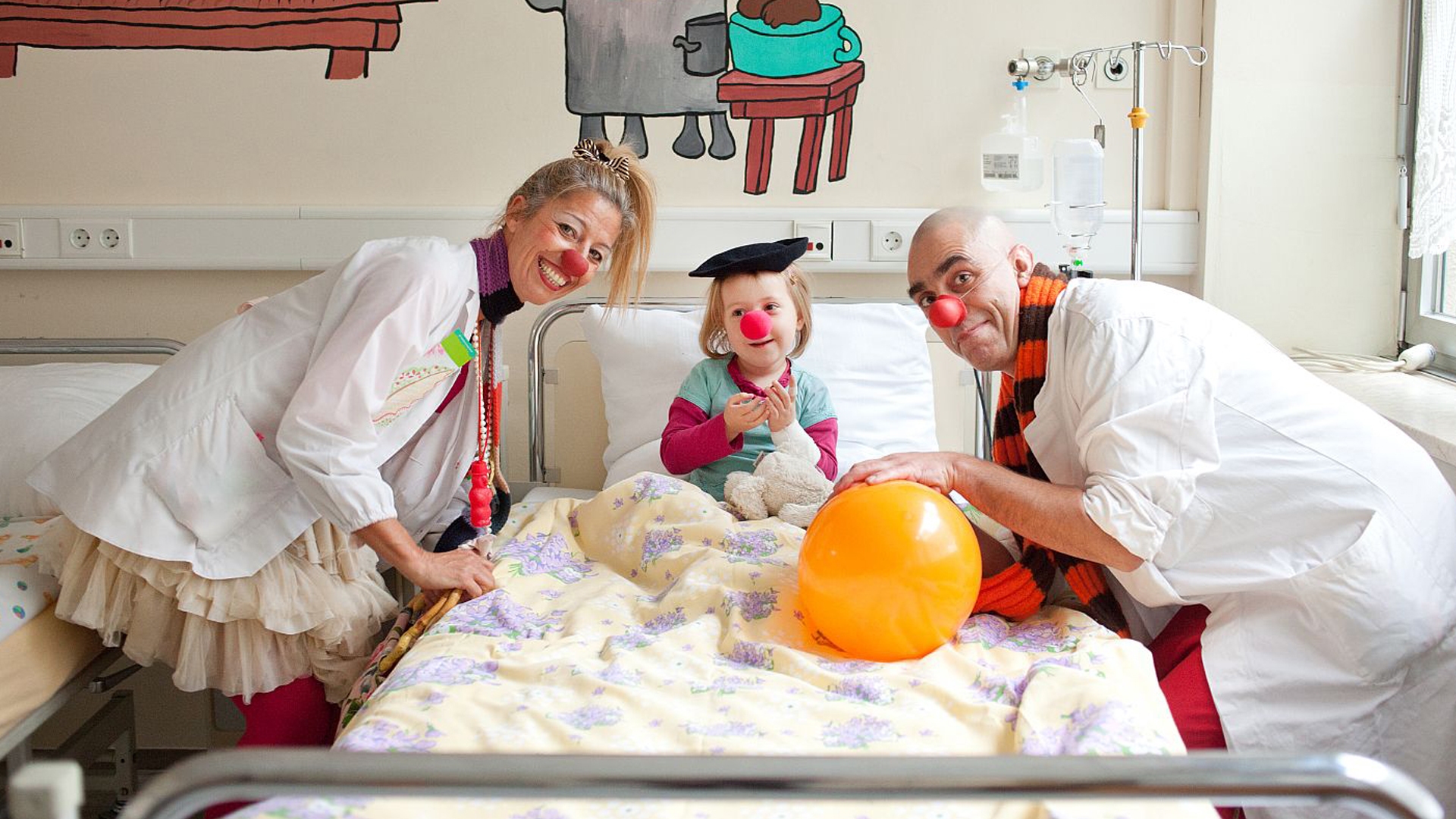 Die KlinikClowns auf Visite bei einer kleinen Patientin