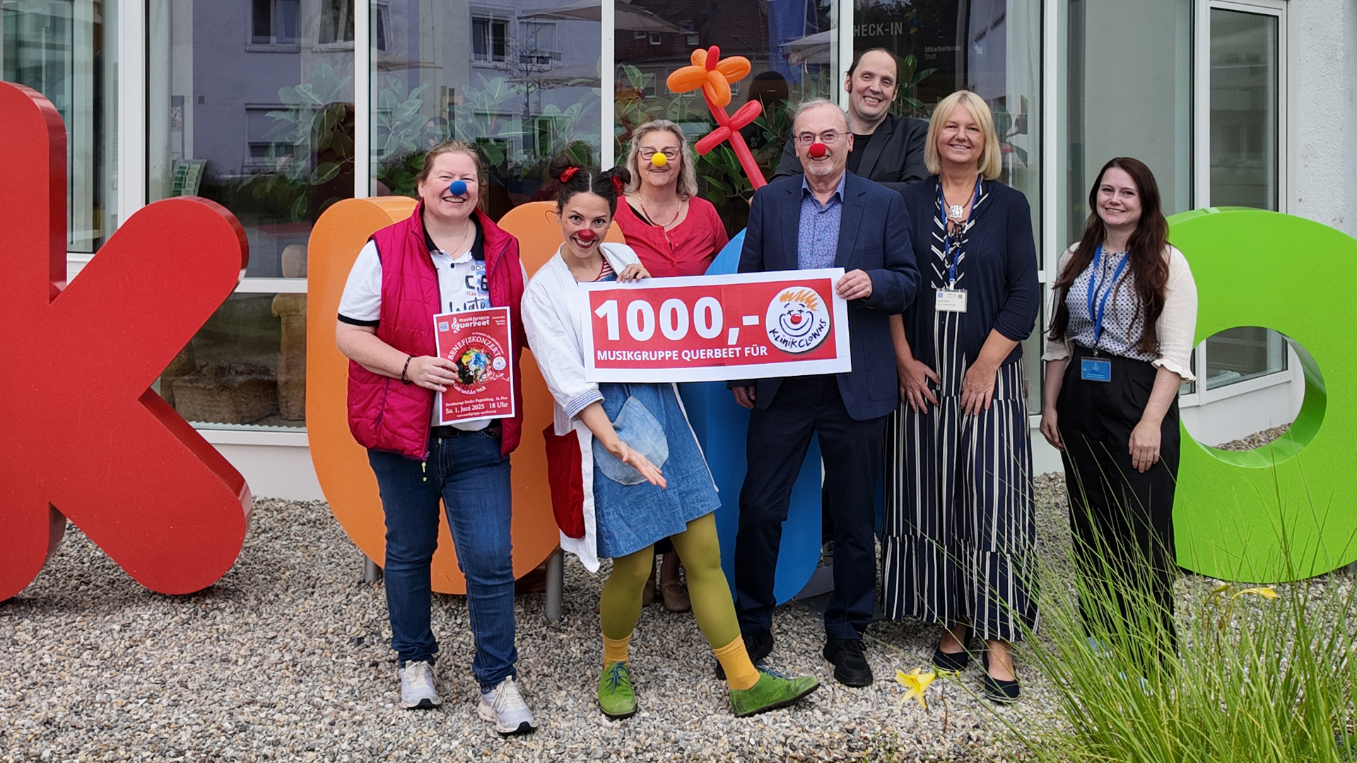 Spendenübergabe durch Egon Schießl, mit dabei Clown "Lotti",  Janet Ring und Elisabeth Kiendl von der Klinik St. Hedwig